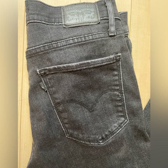 Levi's Women's 724 High Rise Straight Leg Jeans
- size 29 - Raw Hem - Picture 2 of 10